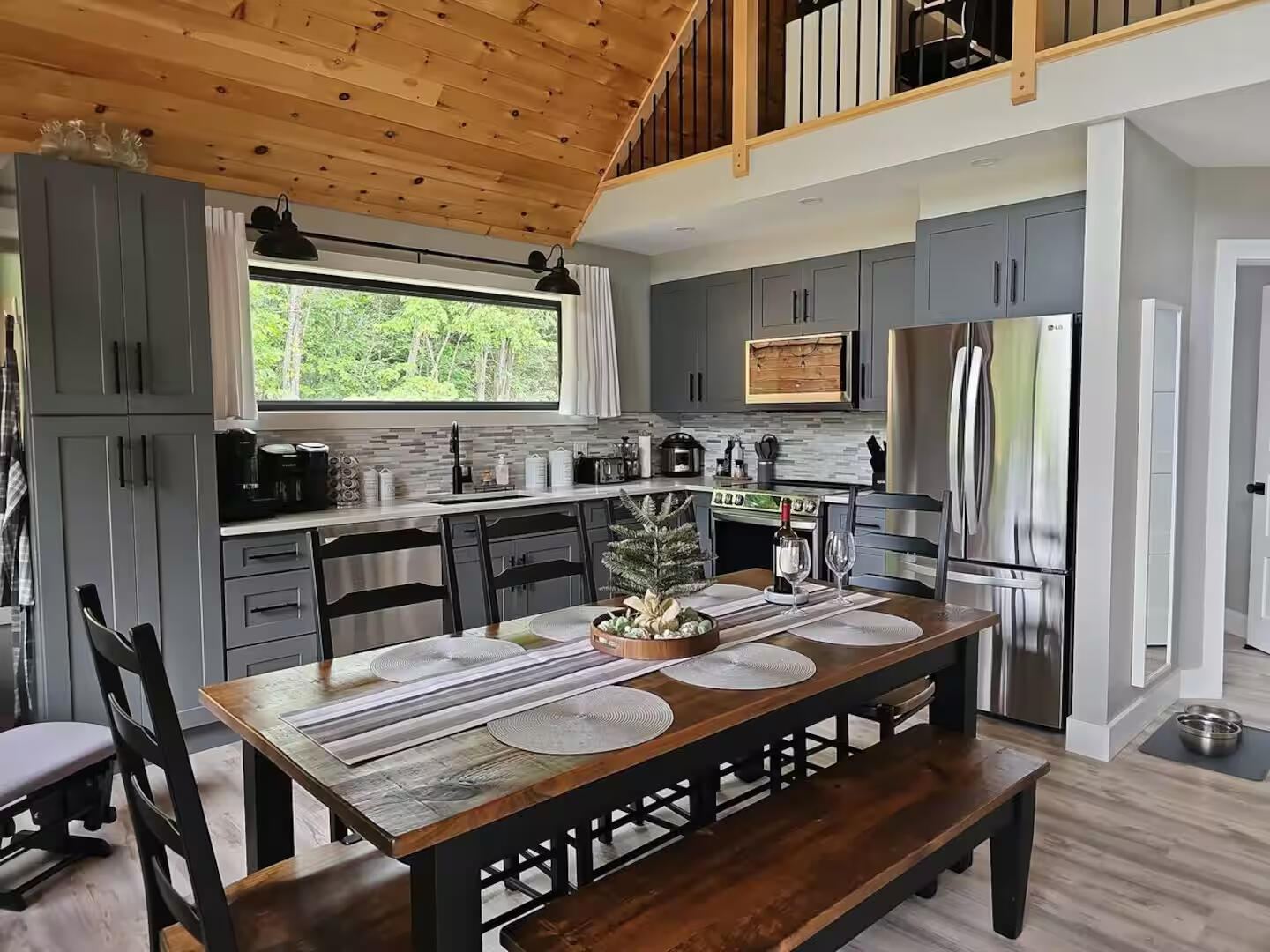 Full Kitchen and Modern Appliances