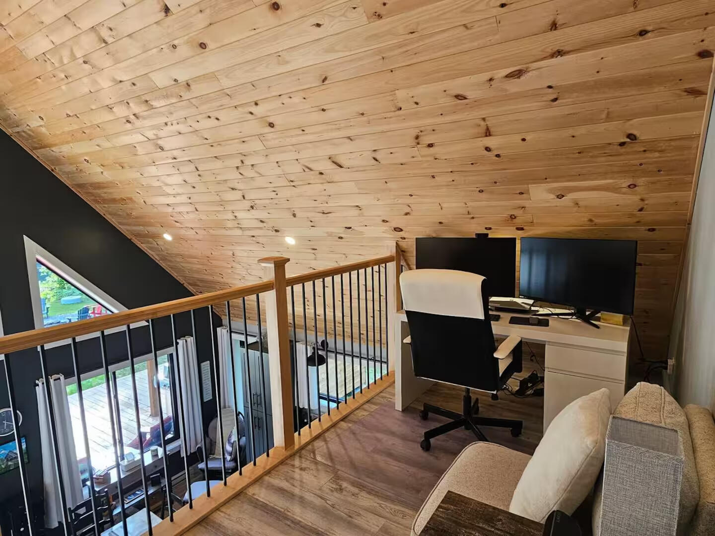 32" Monitors, Dock & Fast Wifi